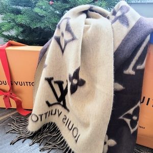 Louis Vuitton Monogram Shawl - 100% cashmere